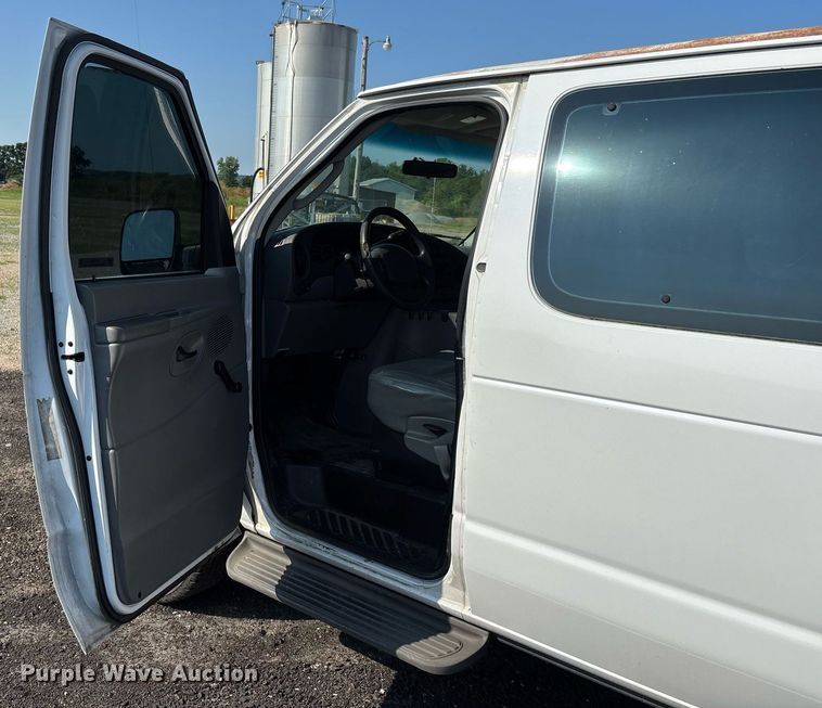 image for item EJ7592 2004 Ford E350 Super Duty XL van