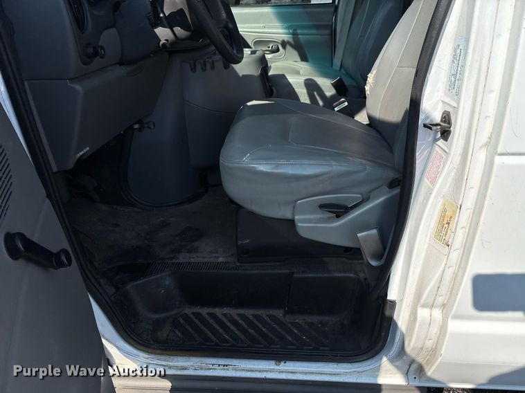 image for item EJ7592 2004 Ford E350 Super Duty XL van