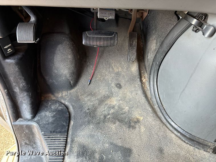 image for item EJ7592 2004 Ford E350 Super Duty XL van