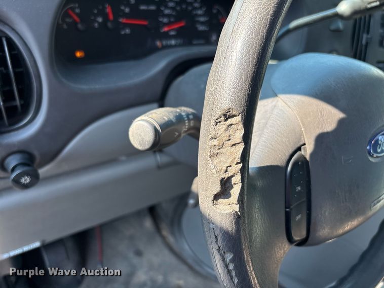 image for item EJ7592 2004 Ford E350 Super Duty XL van