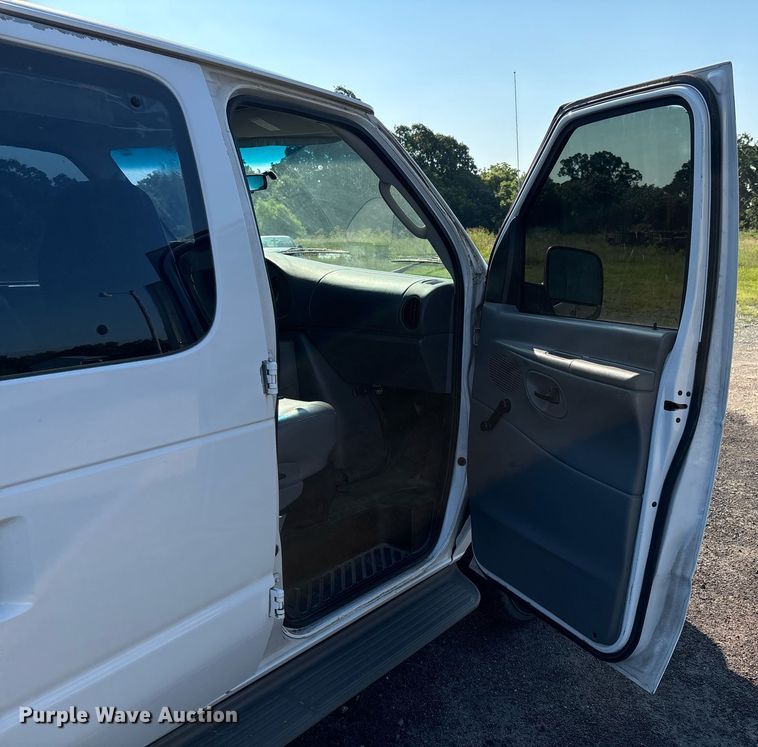 image for item EJ7592 2004 Ford E350 Super Duty XL van