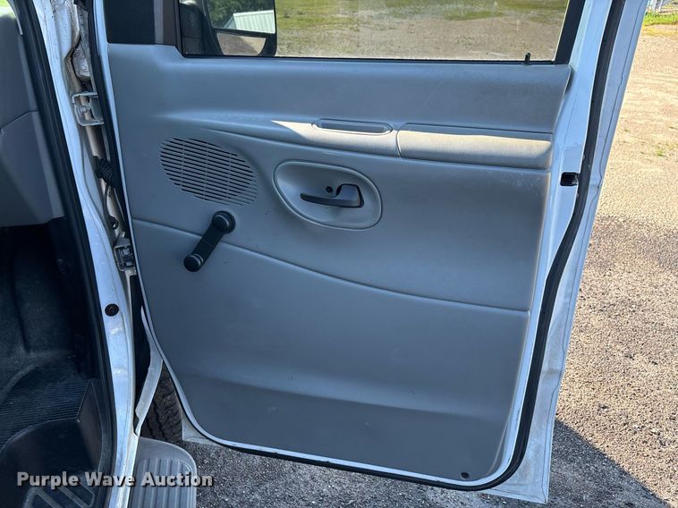 image for item EJ7592 2004 Ford E350 Super Duty XL van