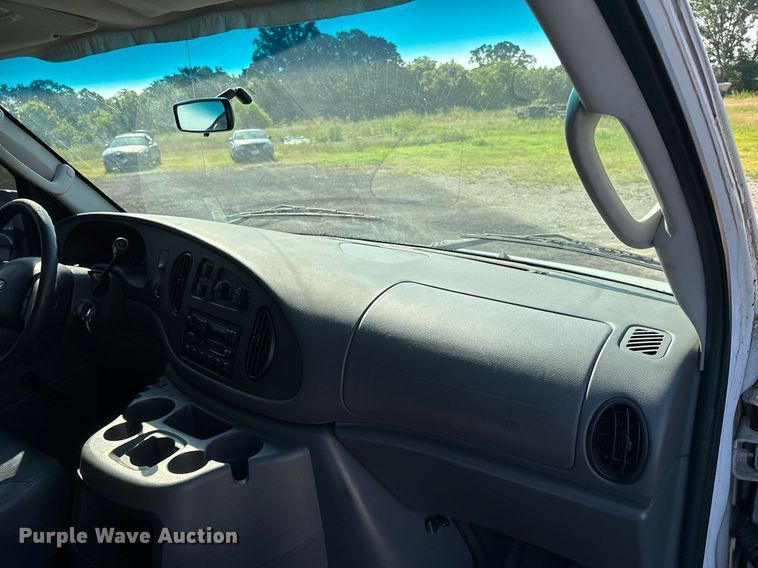 image for item EJ7592 2004 Ford E350 Super Duty XL van