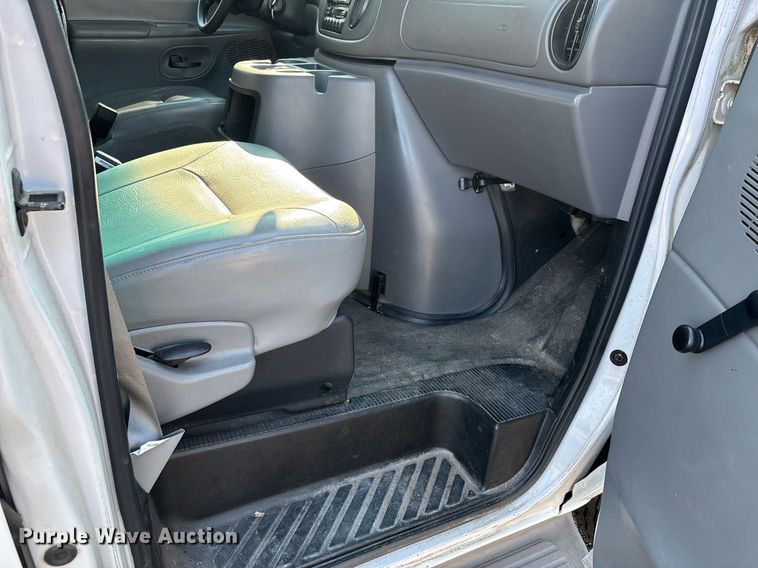 image for item EJ7592 2004 Ford E350 Super Duty XL van