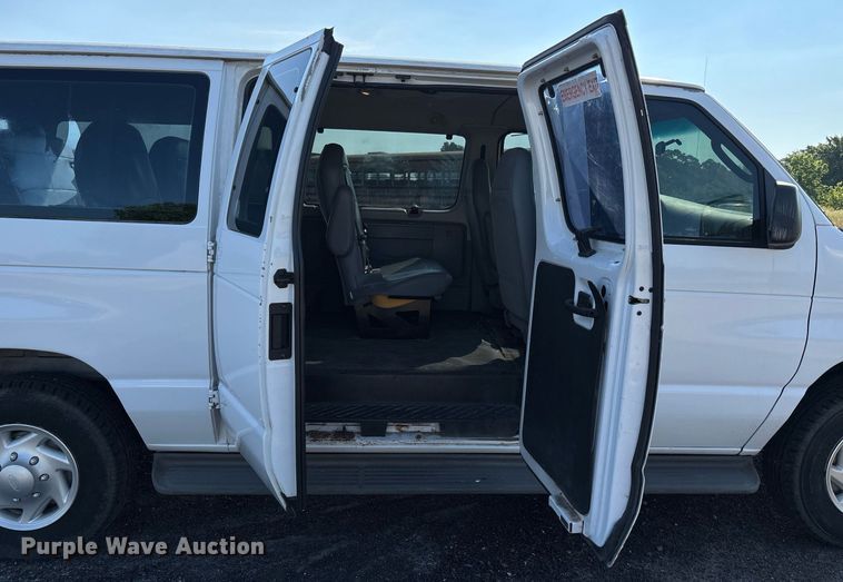 image for item EJ7592 2004 Ford E350 Super Duty XL van