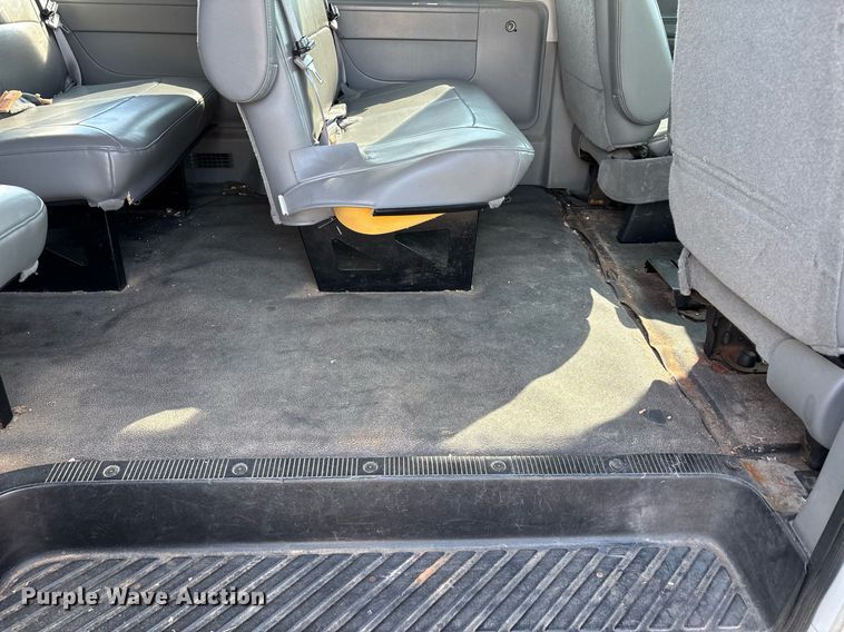 image for item EJ7592 2004 Ford E350 Super Duty XL van