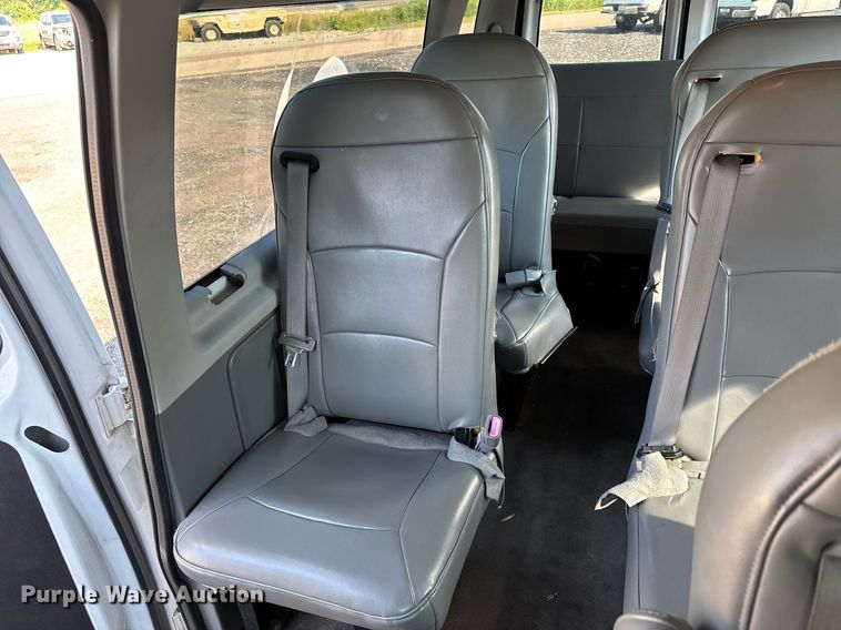 image for item EJ7592 2004 Ford E350 Super Duty XL van