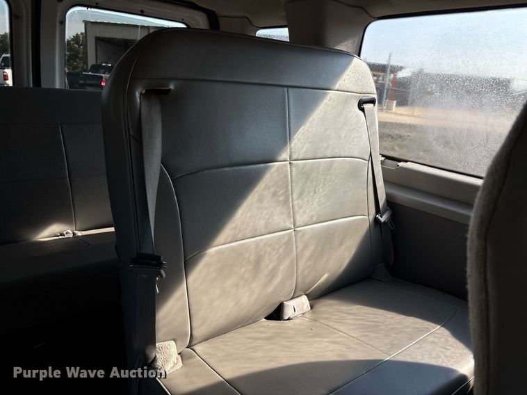 image for item EJ7592 2004 Ford E350 Super Duty XL van