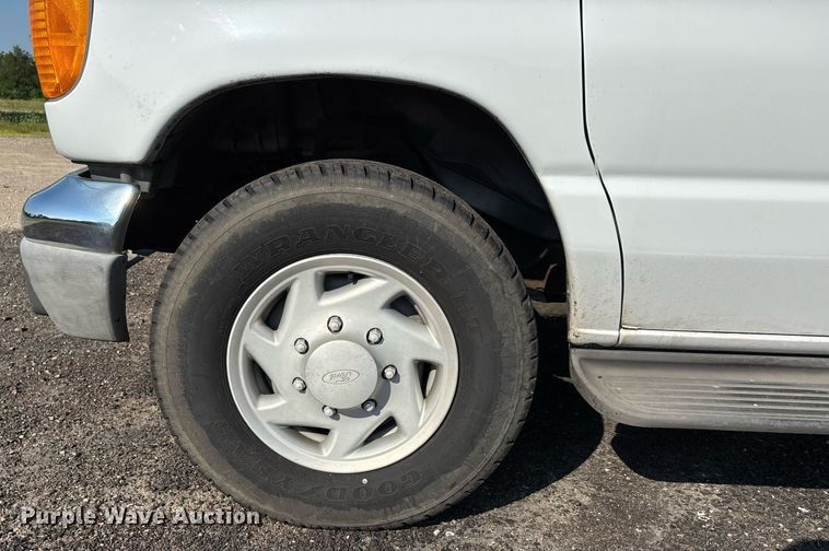 image for item EJ7592 2004 Ford E350 Super Duty XL van