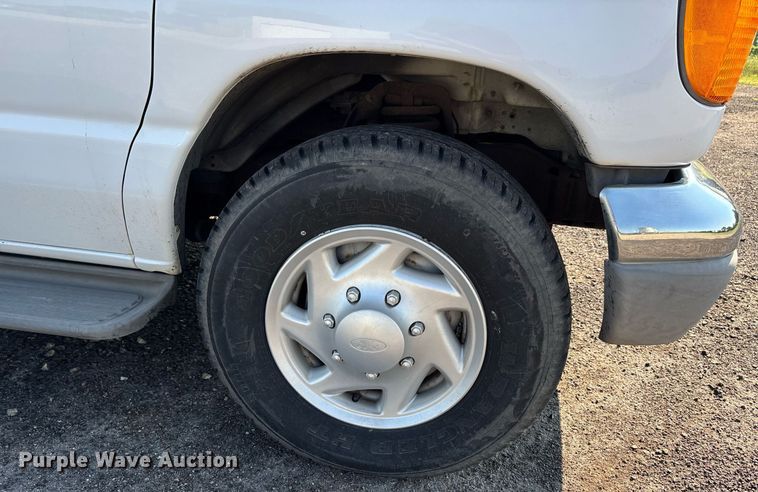 image for item EJ7592 2004 Ford E350 Super Duty XL van
