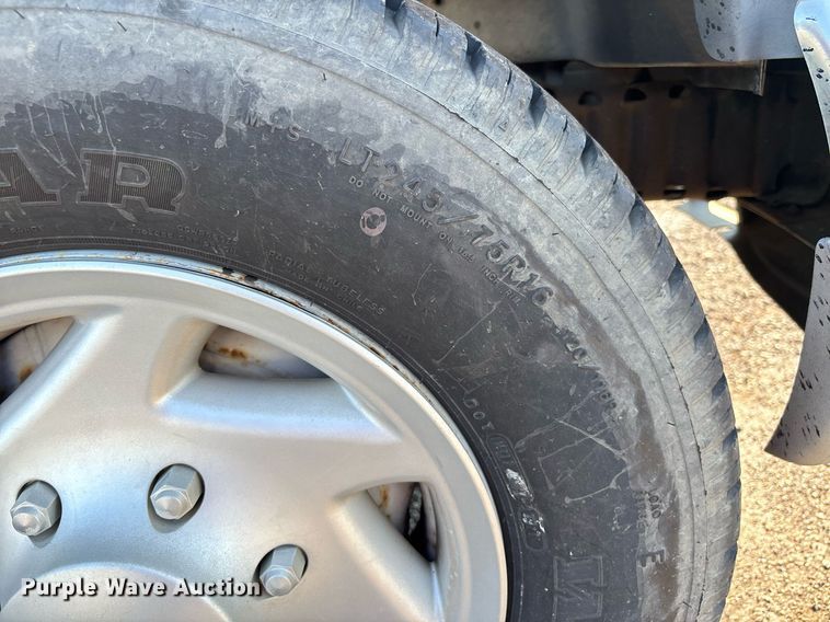 image for item EJ7592 2004 Ford E350 Super Duty XL van