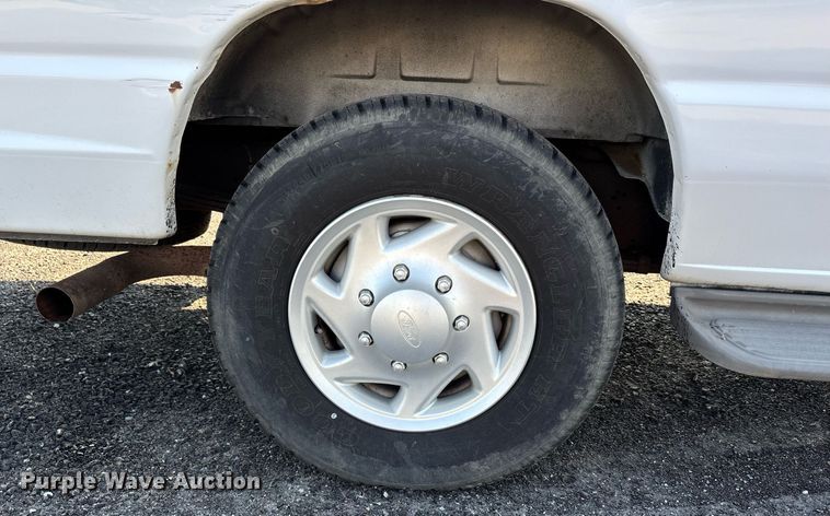 image for item EJ7592 2004 Ford E350 Super Duty XL van