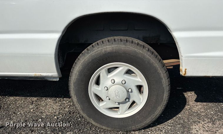 image for item EJ7592 2004 Ford E350 Super Duty XL van