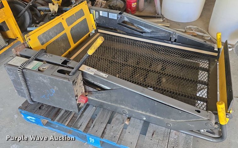 image for item EK5344 2010 Braun NL9171B2  wheelchair lift