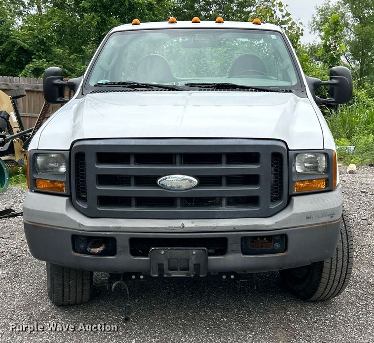 image for item EK8232 2005 Ford F350 Super Duty XL  pickup truck