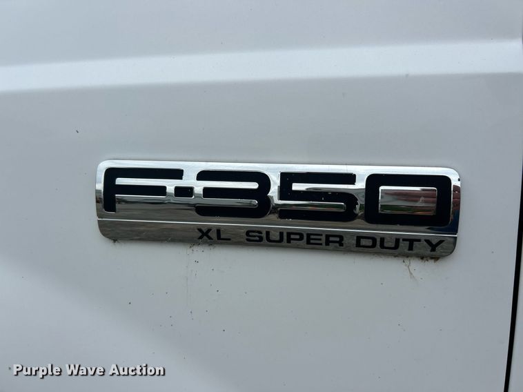 image for item EK8232 2005 Ford F350 Super Duty XL  pickup truck