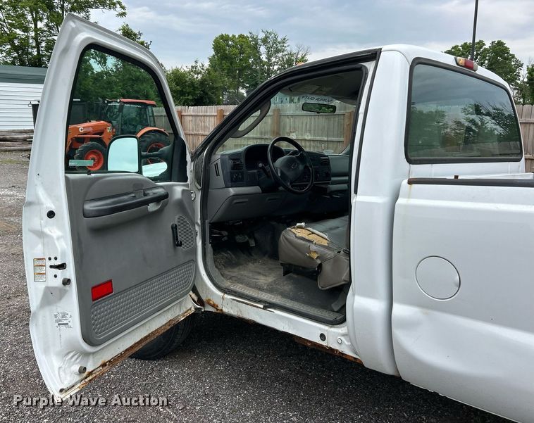 image for item EK8232 2005 Ford F350 Super Duty XL  pickup truck