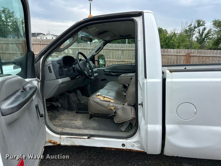 image for item EK8232 2005 Ford F350 Super Duty XL  pickup truck