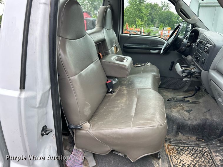 image for item EK8232 2005 Ford F350 Super Duty XL  pickup truck