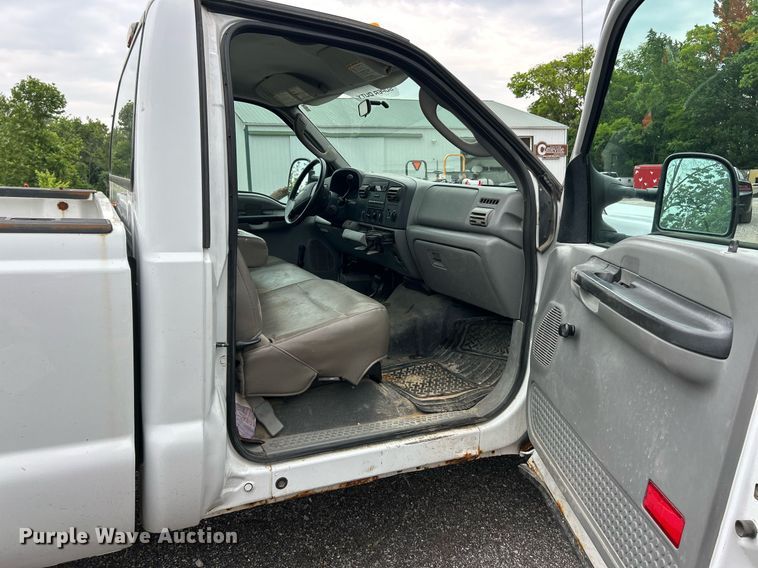 image for item EK8232 2005 Ford F350 Super Duty XL  pickup truck