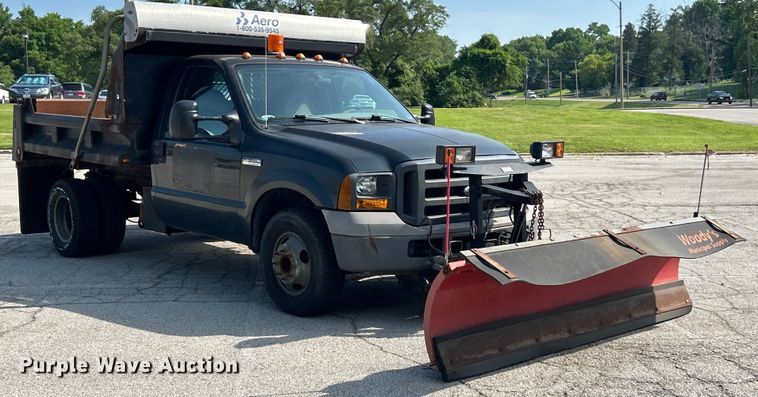 image for item EK8252 2005 Ford  F350 Super Duty XL dump bed pickup truck