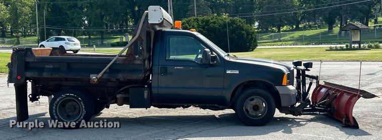 image for item EK8252 2005 Ford  F350 Super Duty XL dump bed pickup truck