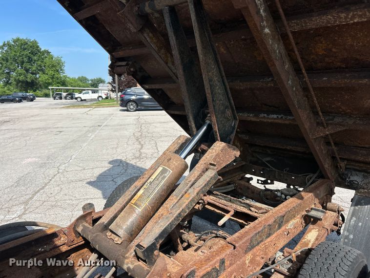 image for item EK8252 2005 Ford  F350 Super Duty XL dump bed pickup truck