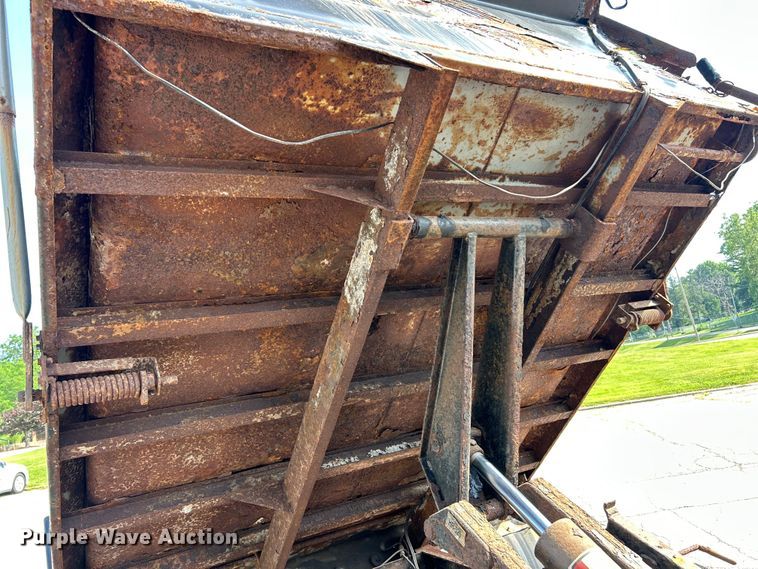 image for item EK8252 2005 Ford  F350 Super Duty XL dump bed pickup truck