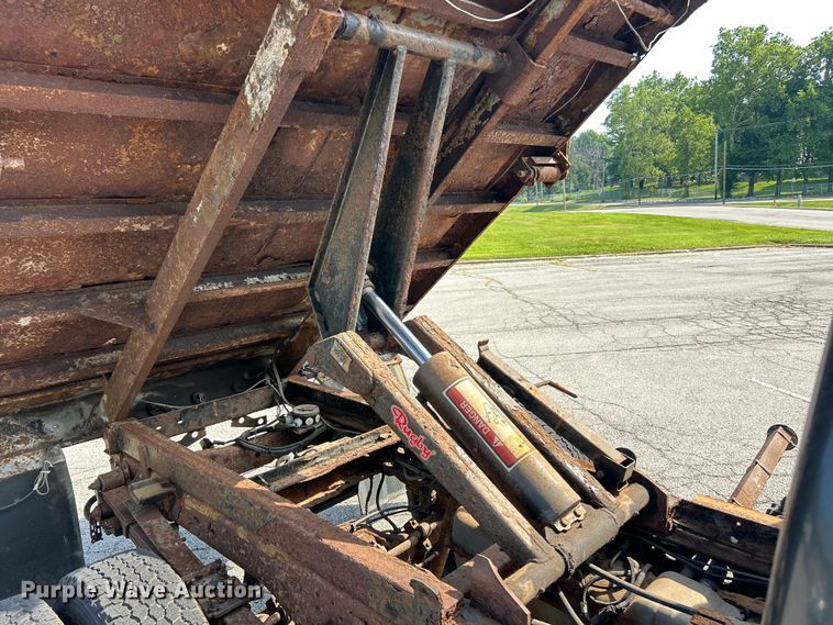 image for item EK8252 2005 Ford  F350 Super Duty XL dump bed pickup truck