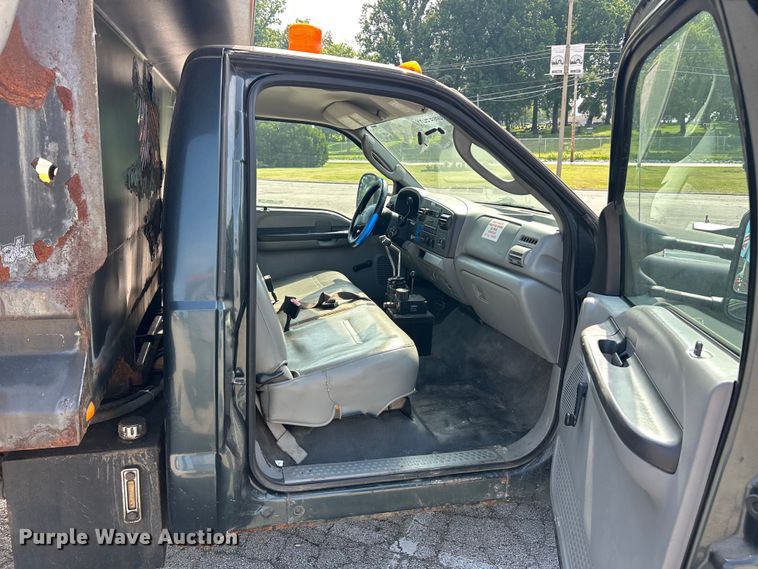 image for item EK8252 2005 Ford  F350 Super Duty XL dump bed pickup truck