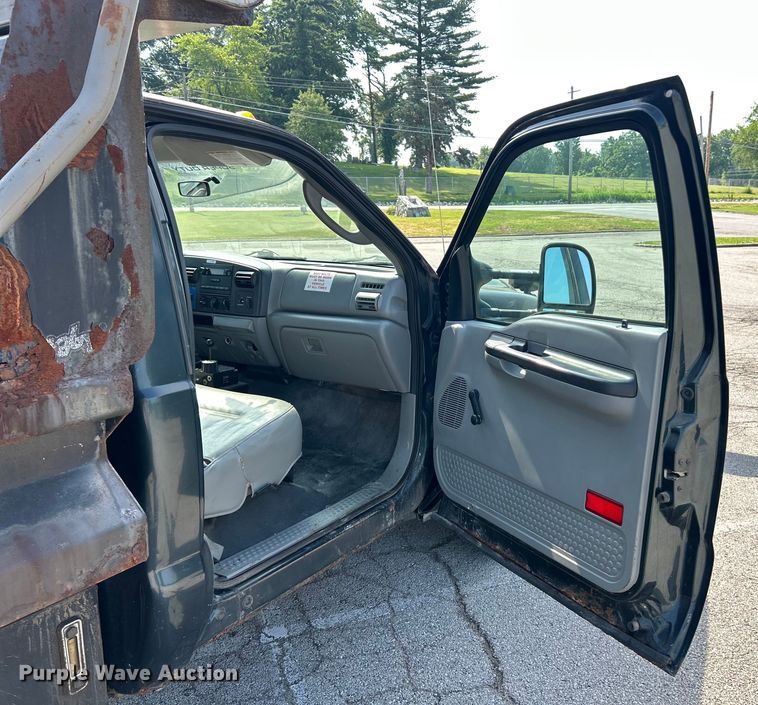 image for item EK8252 2005 Ford  F350 Super Duty XL dump bed pickup truck