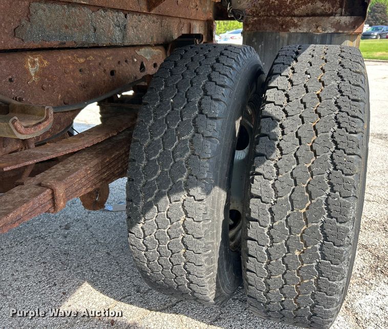 image for item EK8252 2005 Ford  F350 Super Duty XL dump bed pickup truck