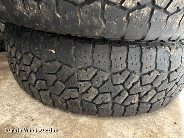 image for item EL2109 (13) 225/75R16 tires