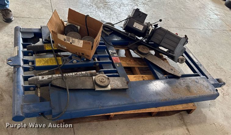 image for item EM2013 2012 Bendpak MD-6XP automotive lift