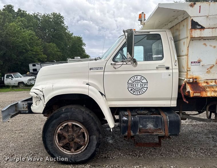 image for item EM2079 1998 Ford F700 dump truck