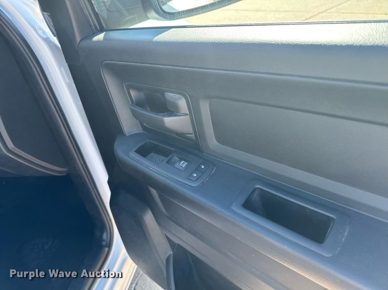 image for item EM2093 2019 Dodge Ram 1500 Crew Cab pickup truck