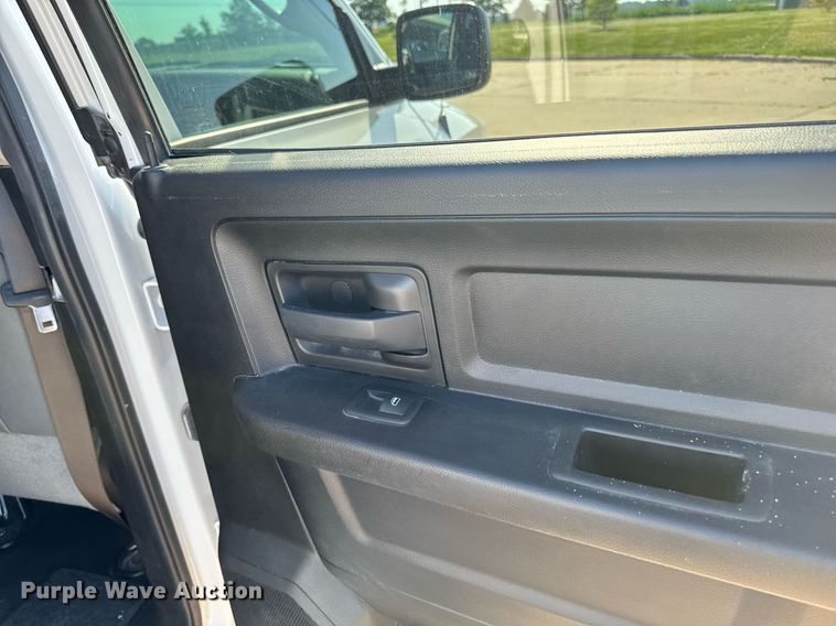 image for item EM2093 2019 Dodge Ram 1500 Crew Cab pickup truck