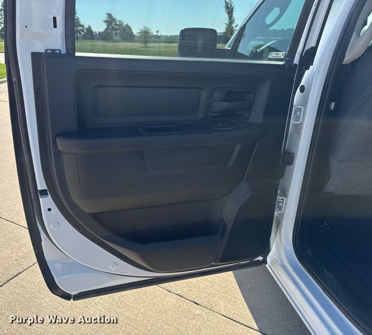 image for item EM2093 2019 Dodge Ram 1500 Crew Cab pickup truck