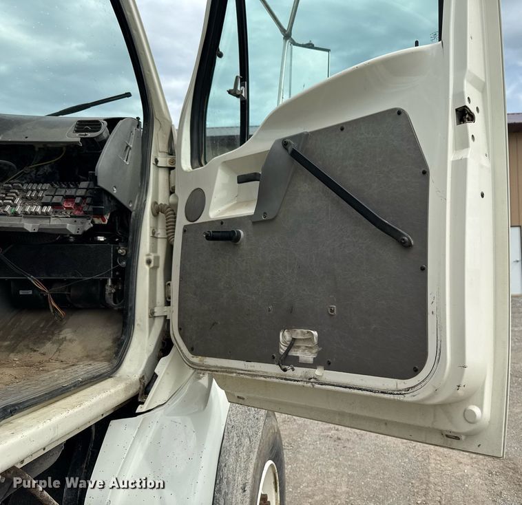 image for item EM2096 1997 Ford LT9513 dump truck