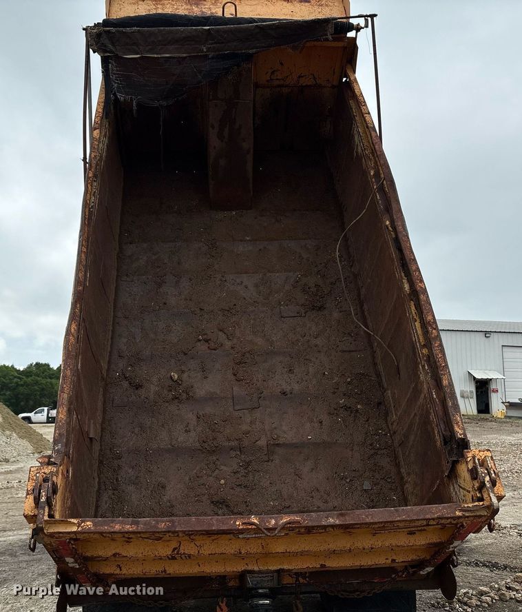 image for item EM2559 1996 International 4900 dump truck