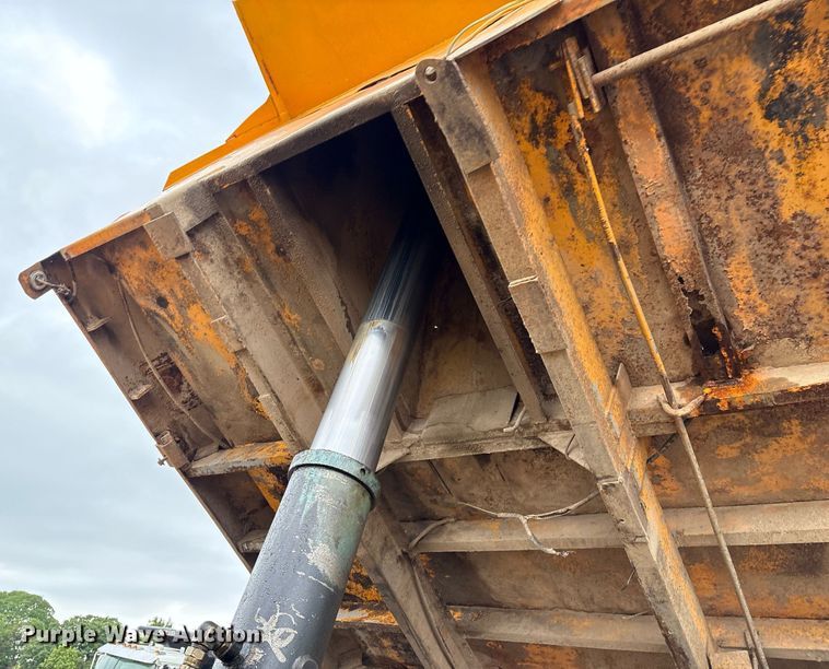 image for item EM2559 1996 International 4900 dump truck