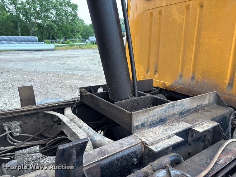 image for item EM2559 1996 International 4900 dump truck