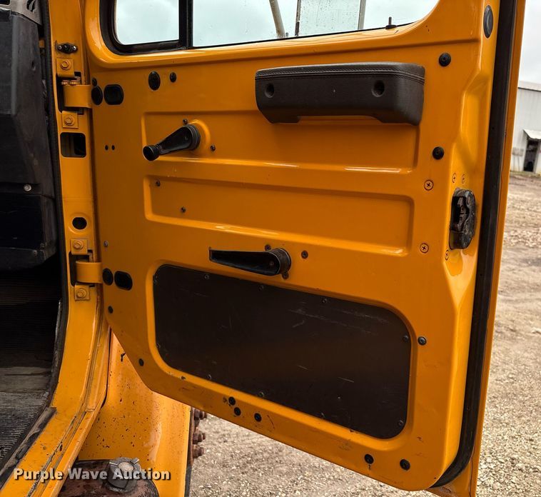 image for item EM2559 1996 International 4900 dump truck