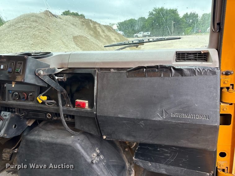 image for item EM2559 1996 International 4900 dump truck
