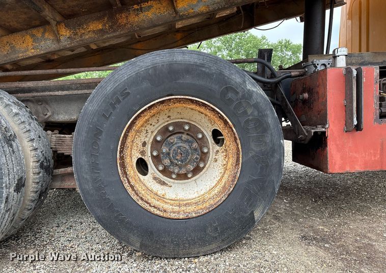 image for item EM2559 1996 International 4900 dump truck