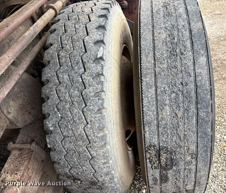 image for item EM2559 1996 International 4900 dump truck