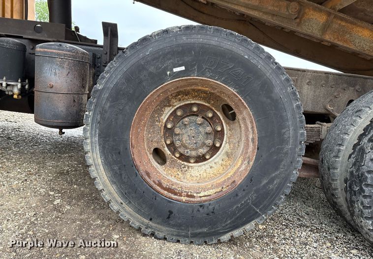 image for item EM2559 1996 International 4900 dump truck