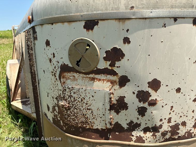image for item EM2608 1980 Sooner livestock trailer