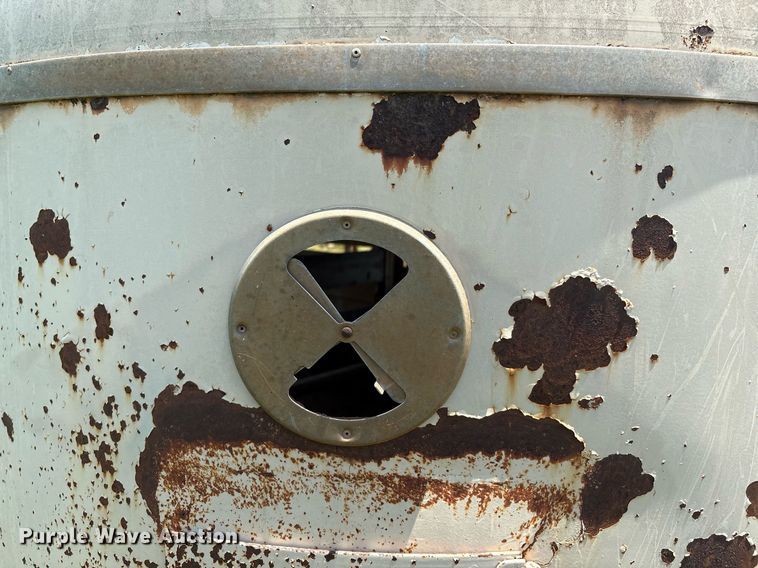 image for item EM2608 1980 Sooner livestock trailer