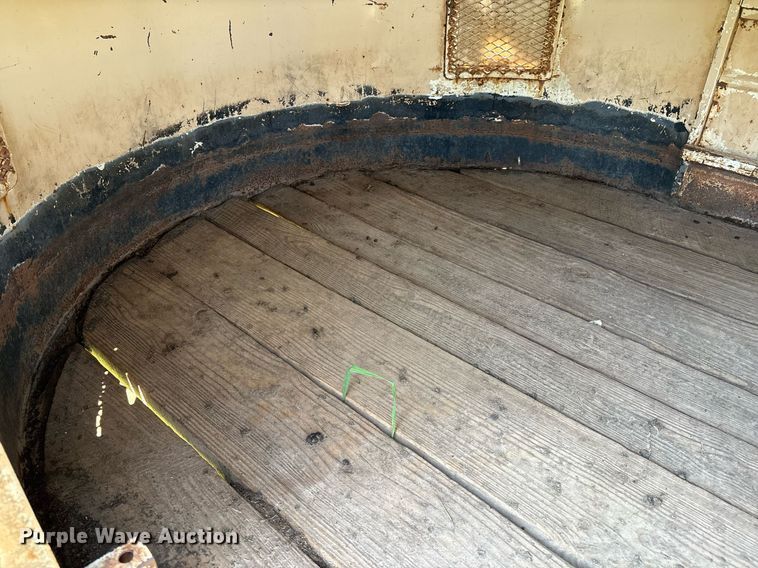 image for item EM2608 1980 Sooner livestock trailer